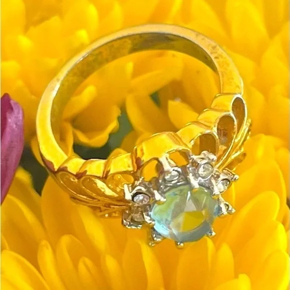 𝅺VINTAGE TOPAZ STATEMENT RING - Picture 5 of 6